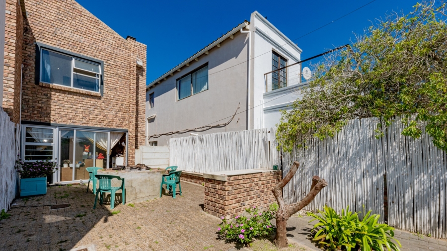 9 Bedroom Property for Sale in Struisbaai Western Cape